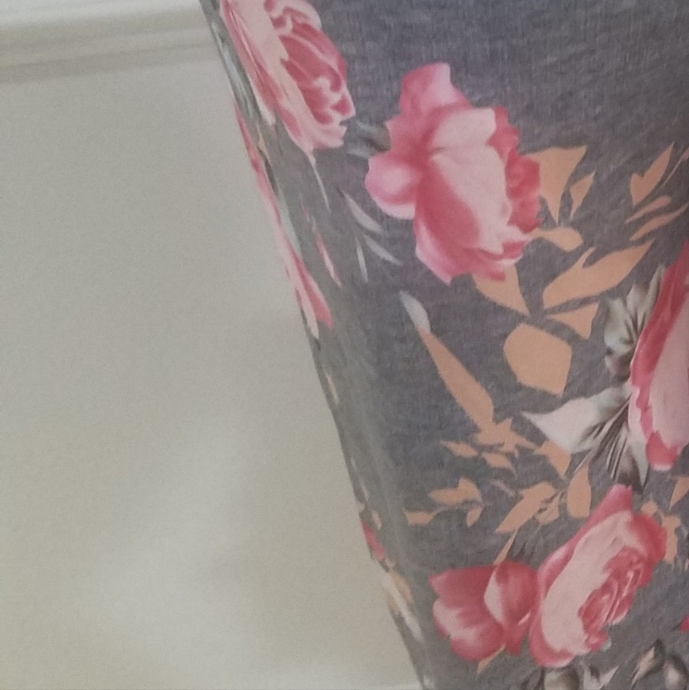 Large drawstring high waisted yoga wide legged lounge pants. Floral - Picture 4 of 6
